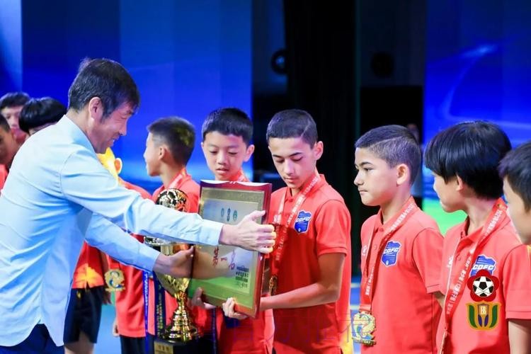 第二十三届“贝贝杯”青少年(12岁男子组)足球赛在张家港市凤凰镇圆满落幕 第二十三届“贝贝杯”青少年(12岁男子组)足球赛在张家港市凤凰镇圆满落幕